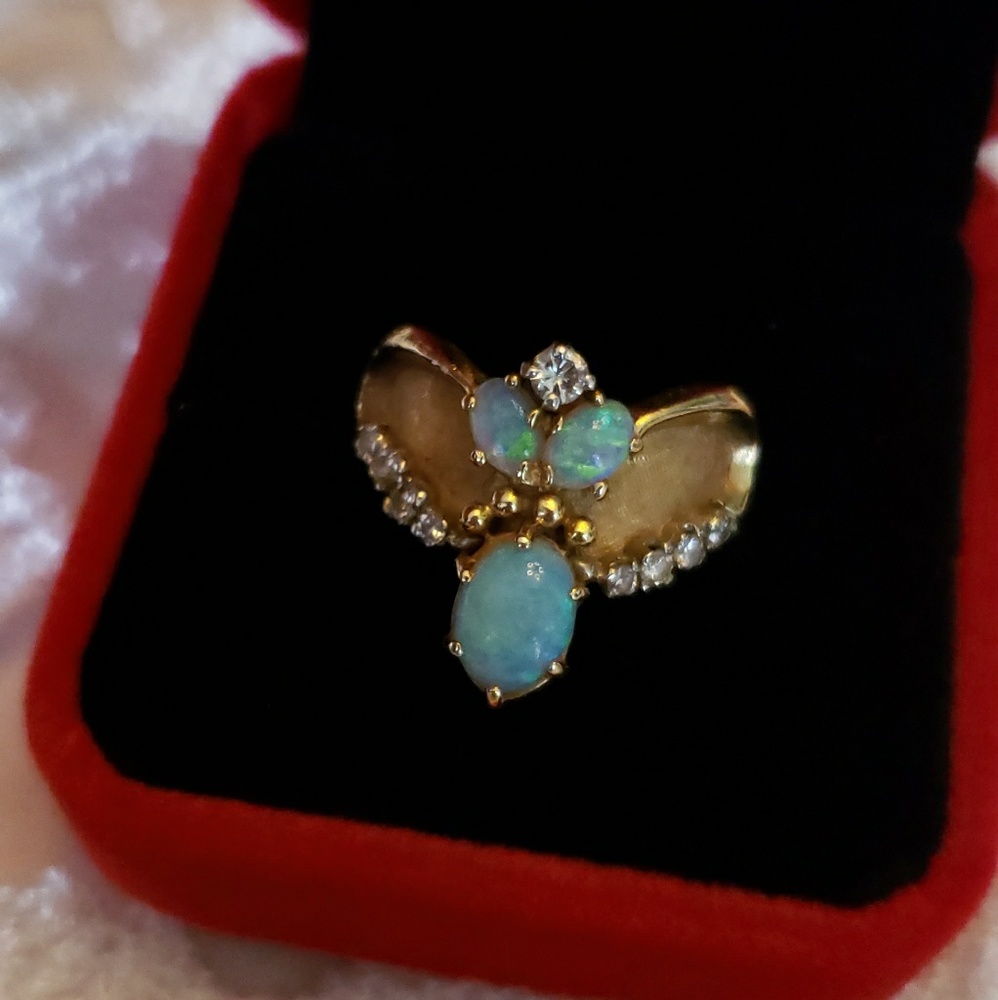 Vintage 18K Opal Diamond ring